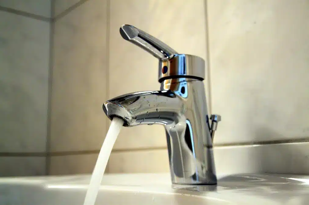 In der Stadt Sinzig kommt zur Zeit Trinkwasser, dem Chlor beigemischt wurde.